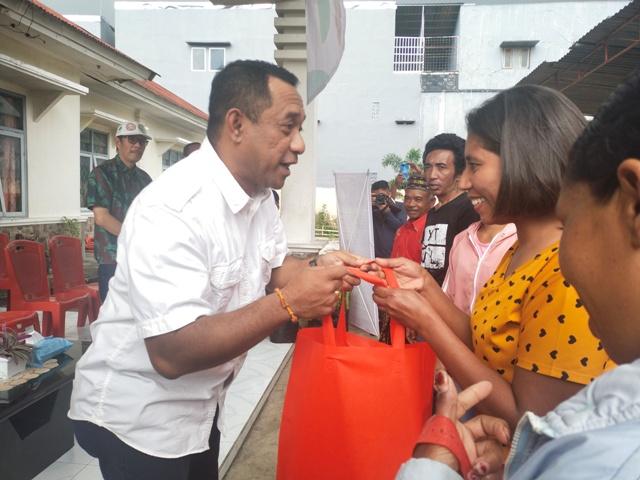 bupati-manggarai-serahkan-bantuan-stunting.jpg