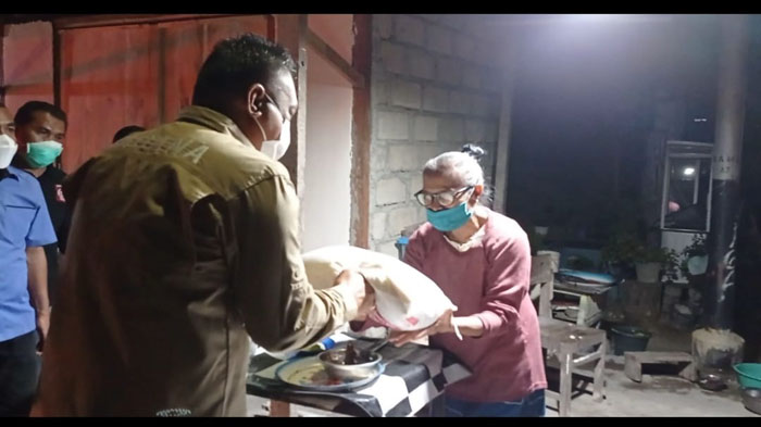 Bupati Robby Antar Beras PPKM Level 4 Kepada Warganya