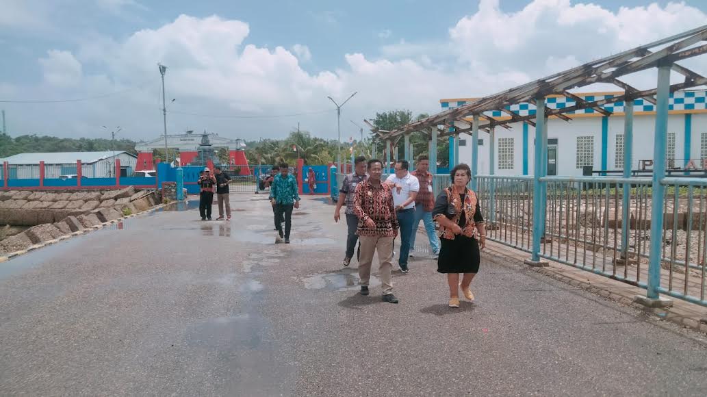 Rusak Diterjang Ombak, Bupati dan Wabup Rote Ndao Tinjau Pelabuhan Ba'a