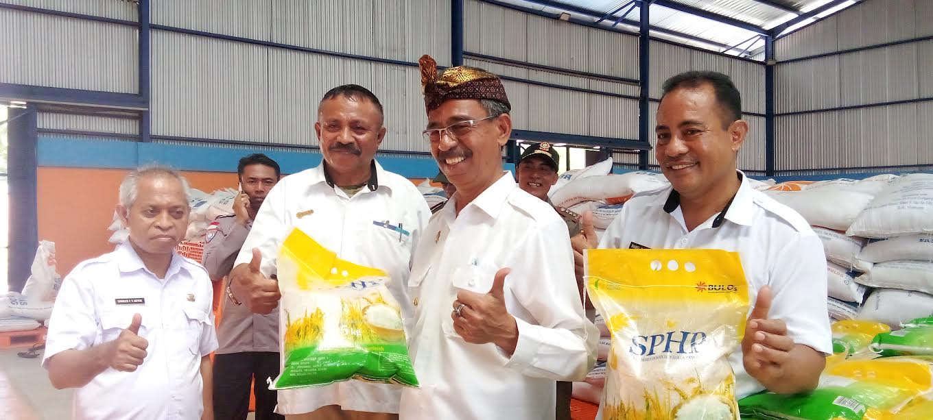 bupati-sabu-raijua-drs-nikodemus-n-rihi-hekemsi-meninjau-langsung-harga-beras.jpg