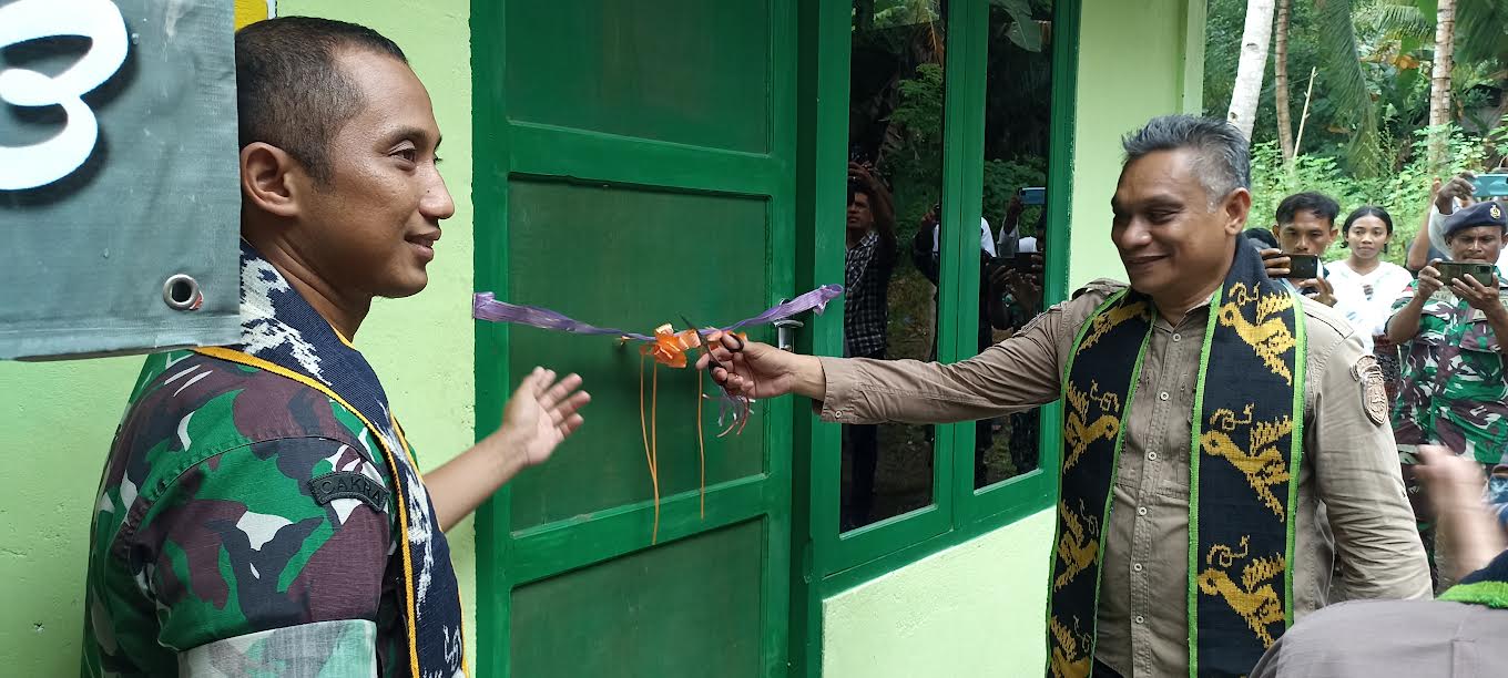 Kodim 1603/Sikka Serahkan Bantuan RTLH Program Pangdam IX Udayana kepada Penerima Manfaat
