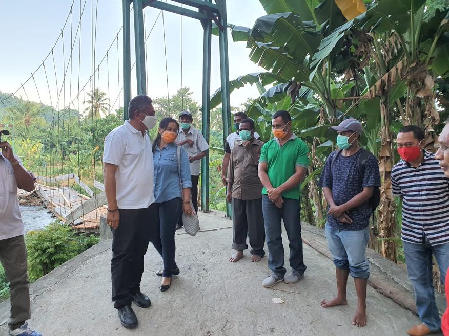 Bupati Robby Datang, Jembatan Gantung Arawawo Yang Roboh Dibangun