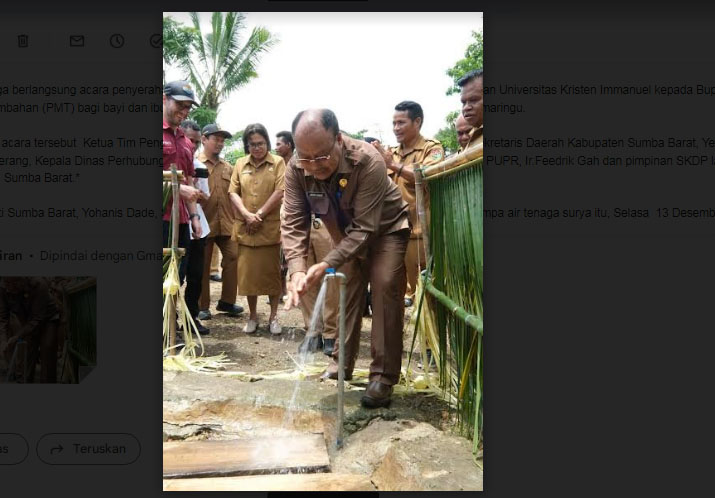 bupati-sumba-barat-yohanis-dade-sh-membuka-kran-air-pertanda.jpg