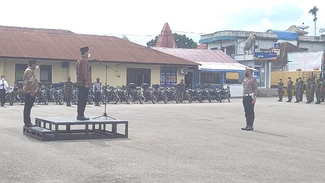 bupati-sumba-tengah-drs-paulus-sk-limu-memimpin-apel-pe.jpg