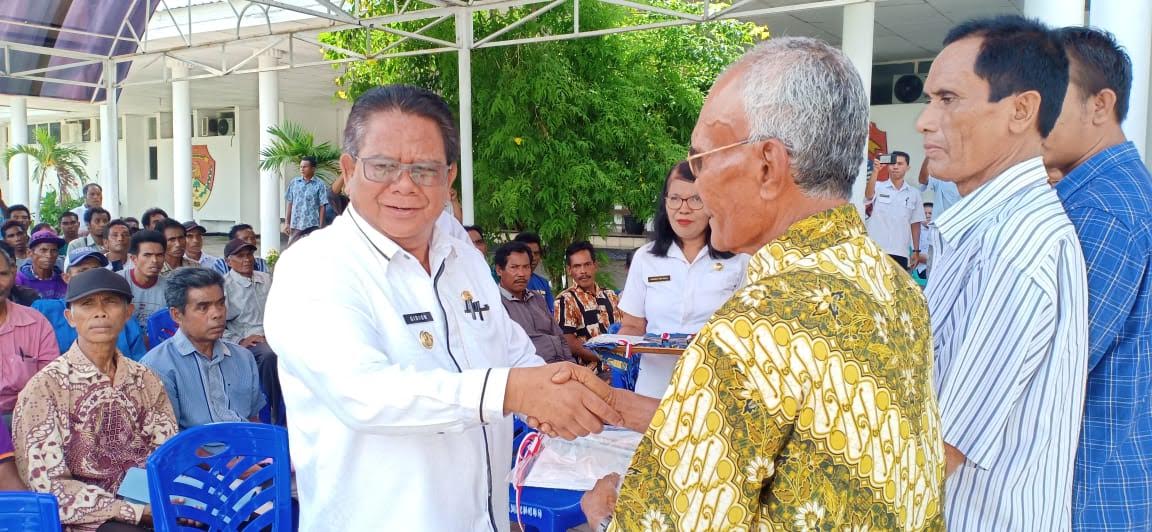 Pemda Sumba Timur Beri Bantuan Alsintan Kepada 195 Koptan