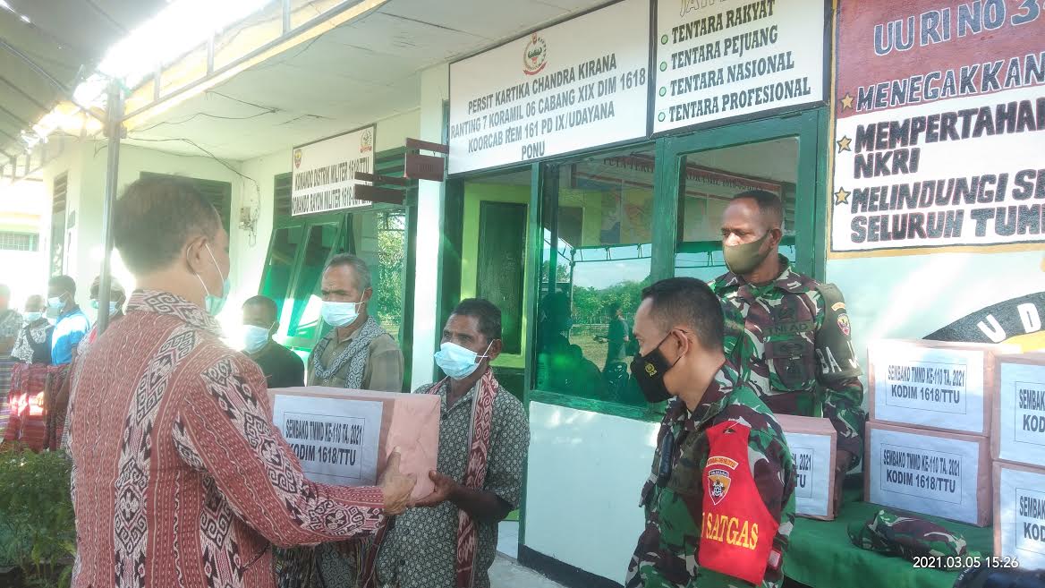 Kodim 1618/TTU Beri Bantuan Bagi Masyarakat Terdampak Covid-19