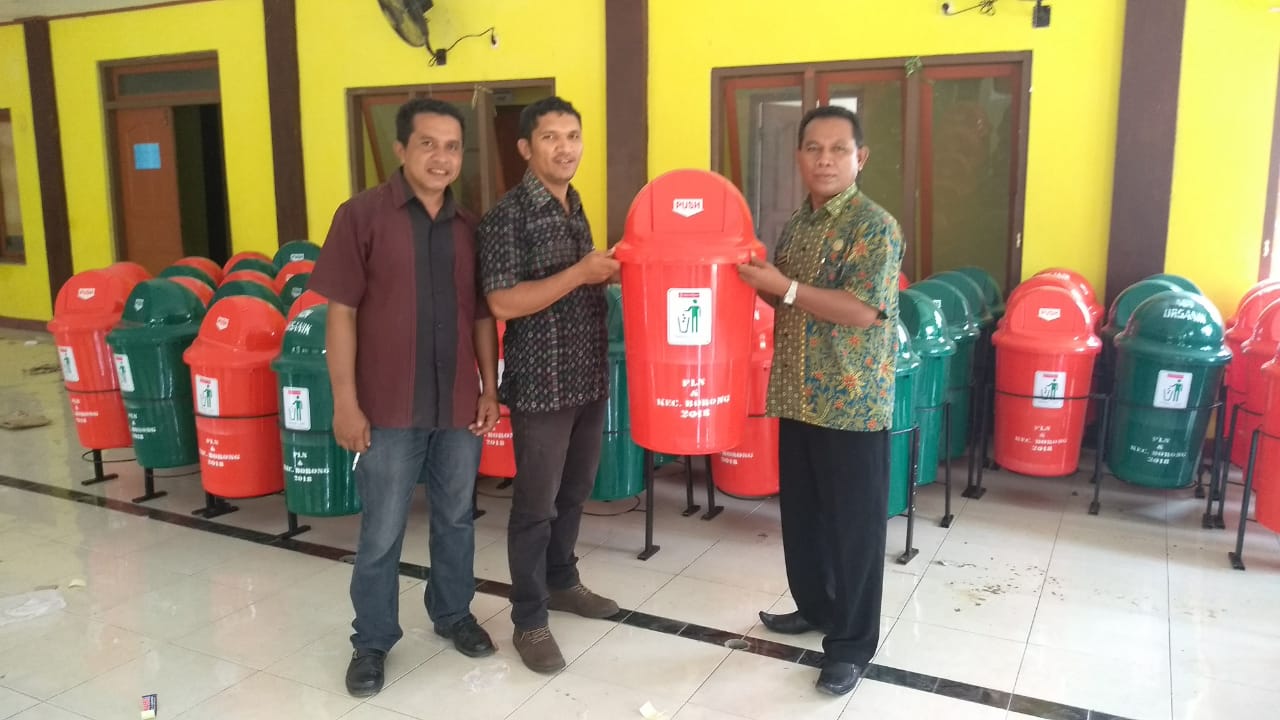 Kuantitas Sampah di Borong Meningkat ! Camat Gaspar Bagi Kotak Sampah