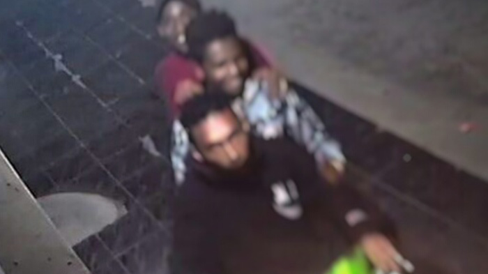 Pencuri Bola Lampu Depan Toko Etshop Maumere Tak Sadar Terekam CCTV