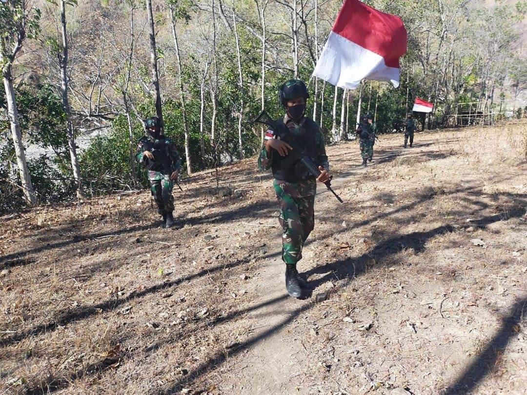 cegah-aksi-ilegal-satgas-pamtas-ri-rdtl-patroli-jalan-tikus.jpg