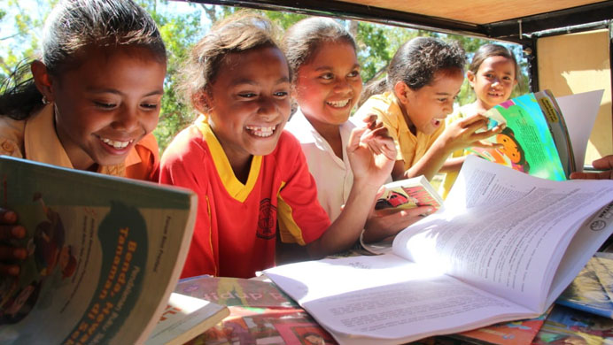 Cerdaskan Generasi Bangsa, Satgas Yonif 132/BS, Hadirkan Perpustakaan Keliling