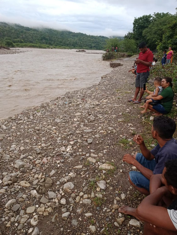 Cerita Sopir Bus Tujuan Amfoang, Pinjam Panci dan Tacu Untuk Masak Menunggu Air Surut