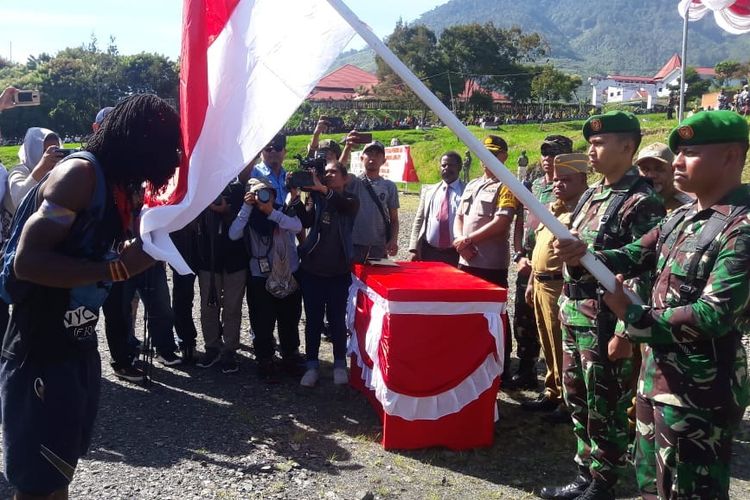Cium Bendera Merah Putih, 4 Mantan Anggota OPM Resmi Kembali ke NKRI, Siapa Saja Mereka?