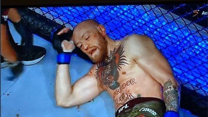 conor-mcgregor-saat-terjatuh-seusai-kena.jpg