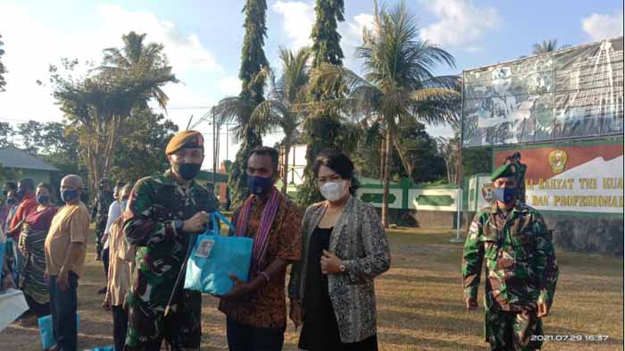danpussenarmed-beri-bantuan-bagi-warga-terdampak-covid-19-di-wilayah-kodim-1618ttu.jpg