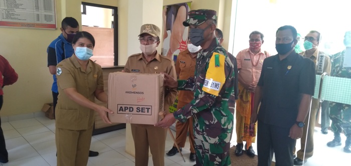 Danrem-Bupati Tahun Serahkan APD Kemensos ke Puskesmas Kota dan RSUD SoE, Dewan: TTS Punya di Mana