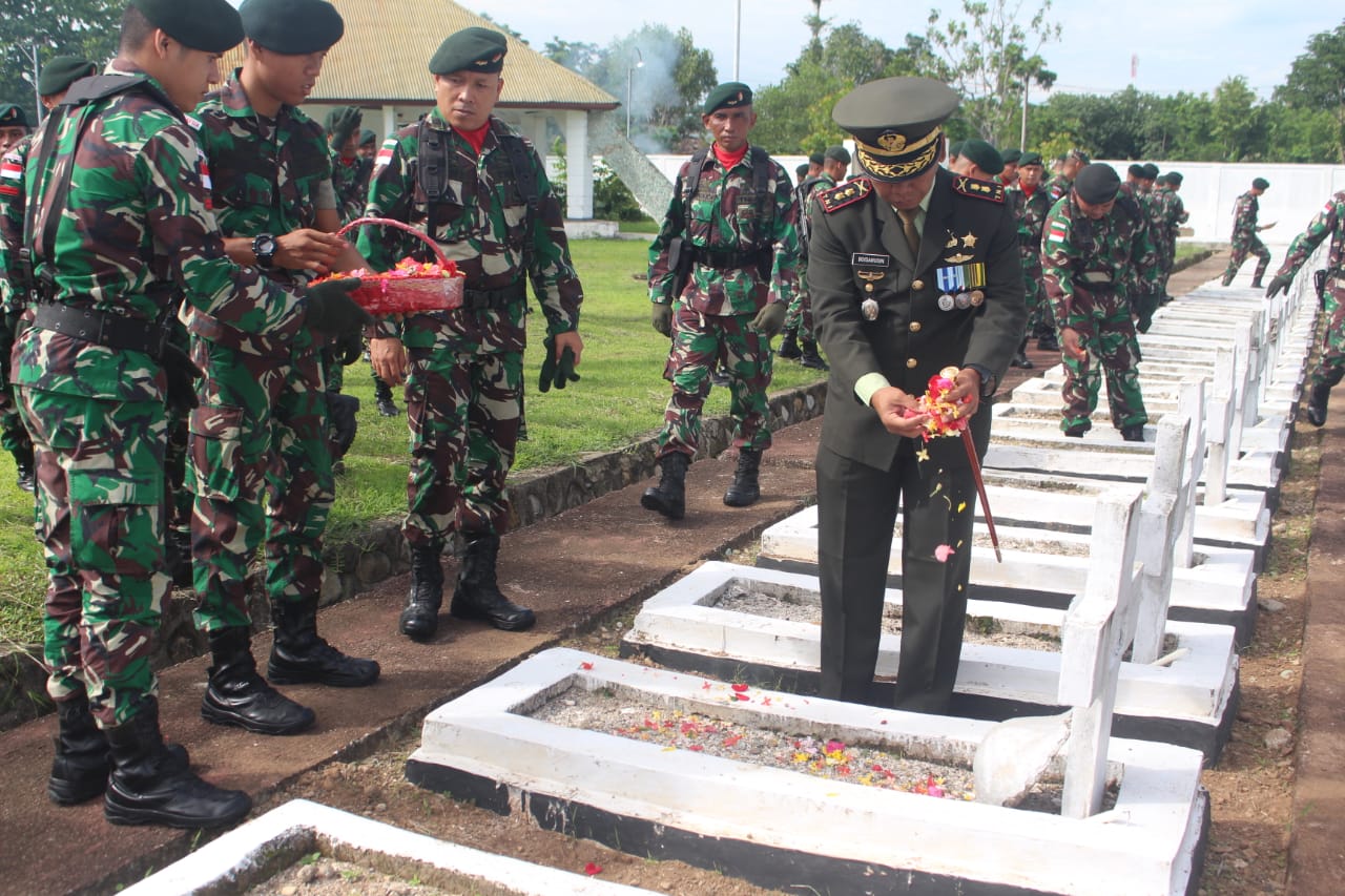 Memperingati HUT ke 67, Satgas Pamtas RI-RDTL Sektor Timur Ziarah ke TMP Seroja