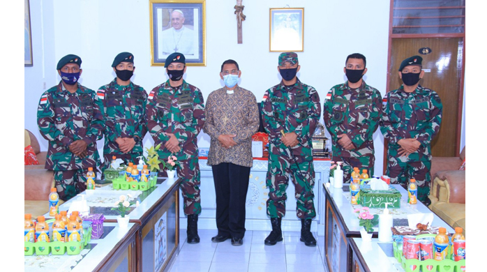 dansatgas-pamtas-ri-rdtl-yonif-rk-744syb-bertemu-uskup-atambua.jpg