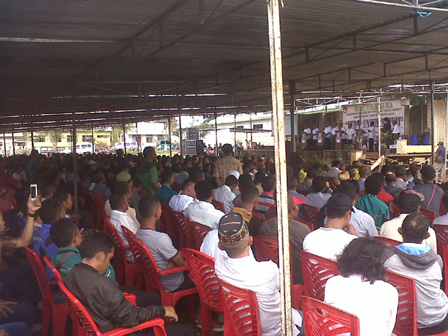 Debat Kandidat Kedua Pilkada Matim, Warga Tidak Kebagian Tempat Duduk