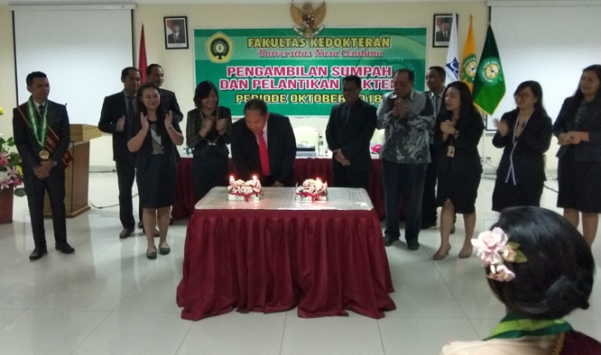 dekan-fakultas-kedokteran-fk-universitas-nusa-cendana-undana-kupang-dr-s-m-j-koamesah_20181016_164716.jpg
