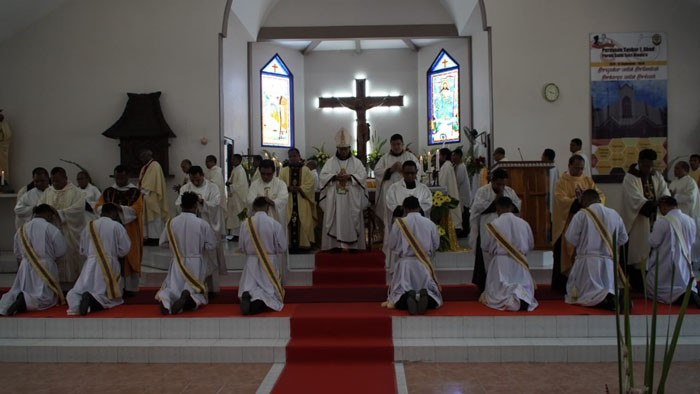 Ribuan Umat Sukacita Rayakan Tahbisan Delapan Imam Baru di Maulo’o Sikka