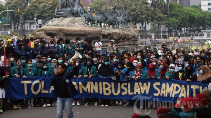 Kata Mensesneg Tebalnya 1.187, Naskah UU Cipta Kerja Sah Diteken Wakil Ketua DPR Azis Syamsuddin