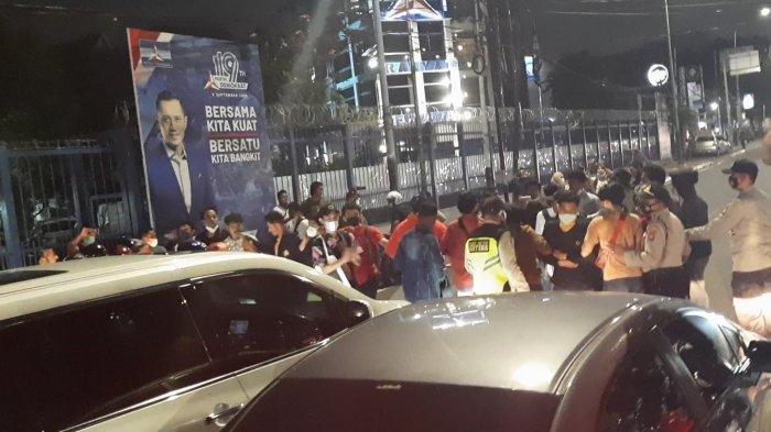 Kantor DPP Partai Demokrat Diduduki Mahasiswa, Massa Bubar Setelah Pasukan Bersenjata Tiba di TKP