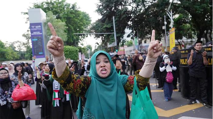 Kelompok Muslim Konservatif Protes Konser Coldplay di Jakarta Karena Mendukung LGBTQ+