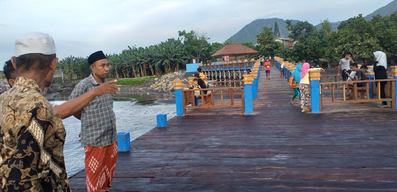 Dermaga Apung Senilai Rp 5,2 M Di Ende Jadi Ajang Selfi