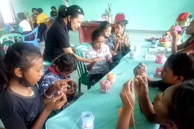 Saat Anak-anak di Ngada Ikut Menganyam, Tetap Produktif Saat Pandemi Covid-19, Simak !