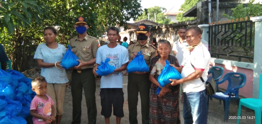 Alumni Menwa Sikka Bantu, Beras dan Mie Bagi Warga Terkena Dampak Covid 19