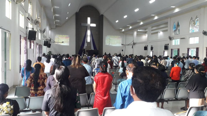 Di Sumba Timur -- Umat GKS Payeti Khusyuk Ikut Ibadah Jumat Agung