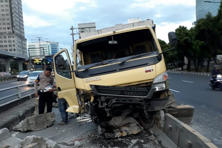 Diduga Mengantuk, Supir Truk Hantam Separator Bus Transjakarta