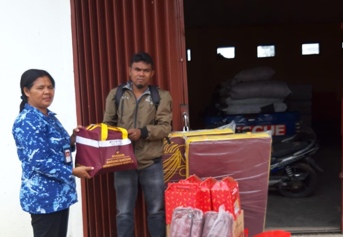 Ringankan Ekonomi Dominikus Sekeluarga,  Dinsos Manggarai Serahkan Bantuan 