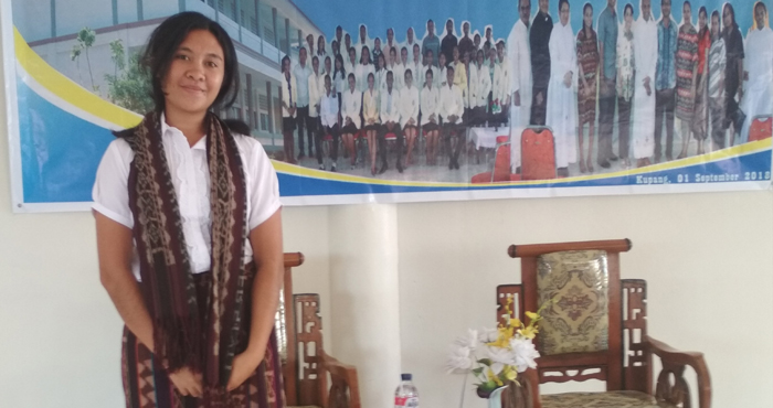 Melafalkan Pancasila dengan Lancar, Mahasiswi Stipas Kupang Dapat Hadiah dari Robert Simbolon