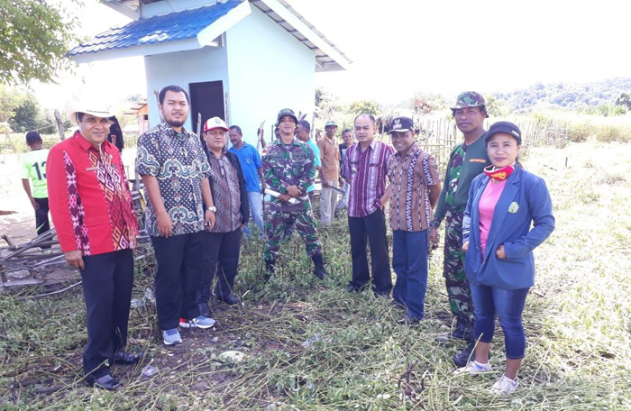 Keren! Masyarakat Ajak Anggota Satgas Pamtas Lakukan Hal Ini di Lingkungan Kantor Desa Silawan