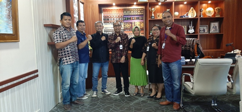Harian Pagi Pos Kupang Jalin Silaturahmi dengan Dirut Bank NTT, Simak Obrolannya