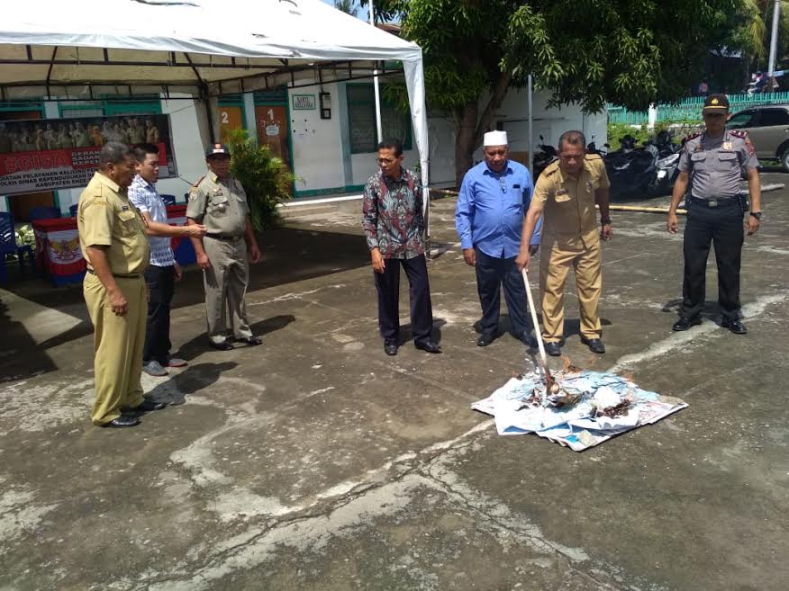 Ini Tujuan Pemusnahan E-KTP Invaldid Oleh Dispenduk Ende