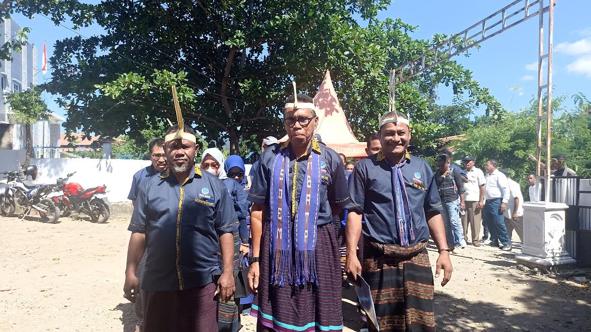 NTT Memilih, Nasdem Mendaftar di KPU Lembata Dengan Pakaian Adat Lamaholot