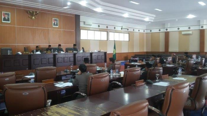 Pemkab Manggarai Barat Gelontorkan Rp 450 Juta Untuk Pakaian Dinas DPRD Mabar Yang Baru