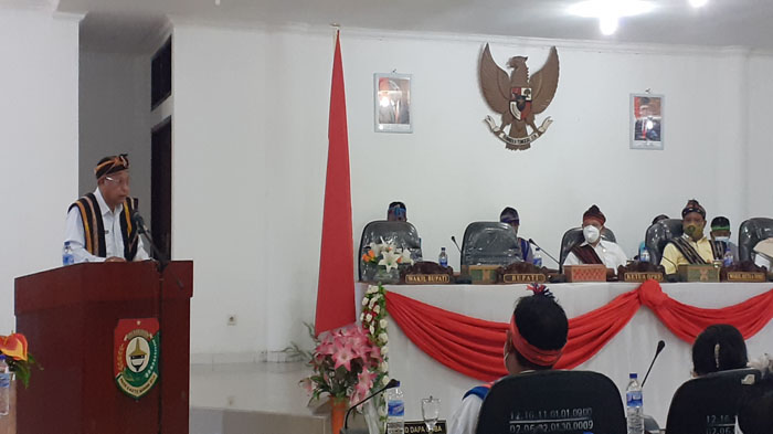 dprd-sumba-barat-deklarasi-dukungan-pembangunan-pariwisata-gunakan-pakaian-adat-lengkap.jpg