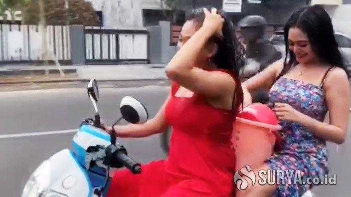 Viral! Video Cewek Mandi Sambil Kendarai Motor di Jalanan Bikin Netizen Geger, Bajunya Seksi Banget