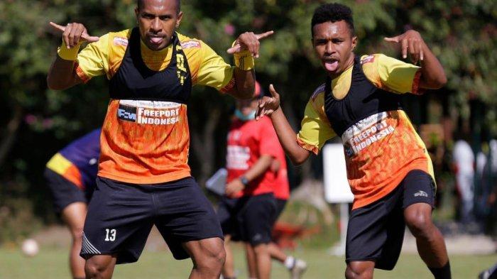 dua-striker-dan-gelandang-serang-persipura-jayapura-bercanda-usai-lati.jpg