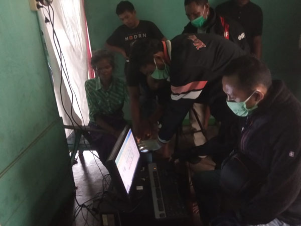 Dukcapil Matim Proses KK dan E-KTP Stanis dan Edi Lenem, Pasutri Penderita Sakit di Desa Ulu Wae