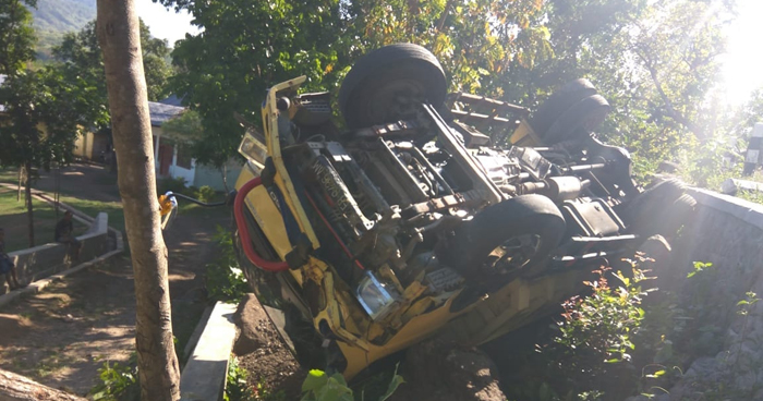 dump-truk-yang-terbalik-di-ruas-jalan-negara-borong-ruteng-di-tanggo.jpg