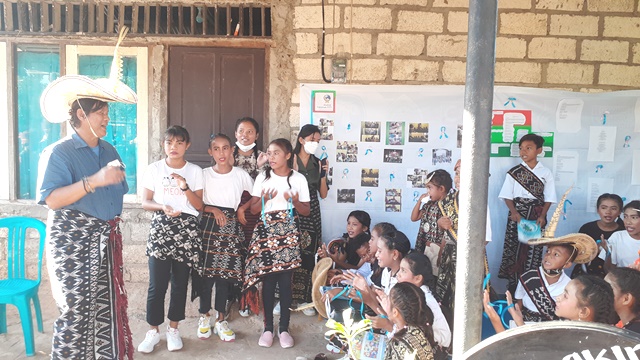 Tarian Ja,i Sambut Kunjungan Duta Baca Indonesia di Pondok Taman Baca Cakrawala NTT