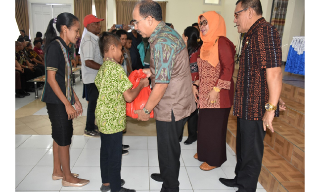 ekspresi-jefri-riwu-kore-saat-melihat-ratusan-anak-yatim-dan-disabilitas-kota-kupang.jpg
