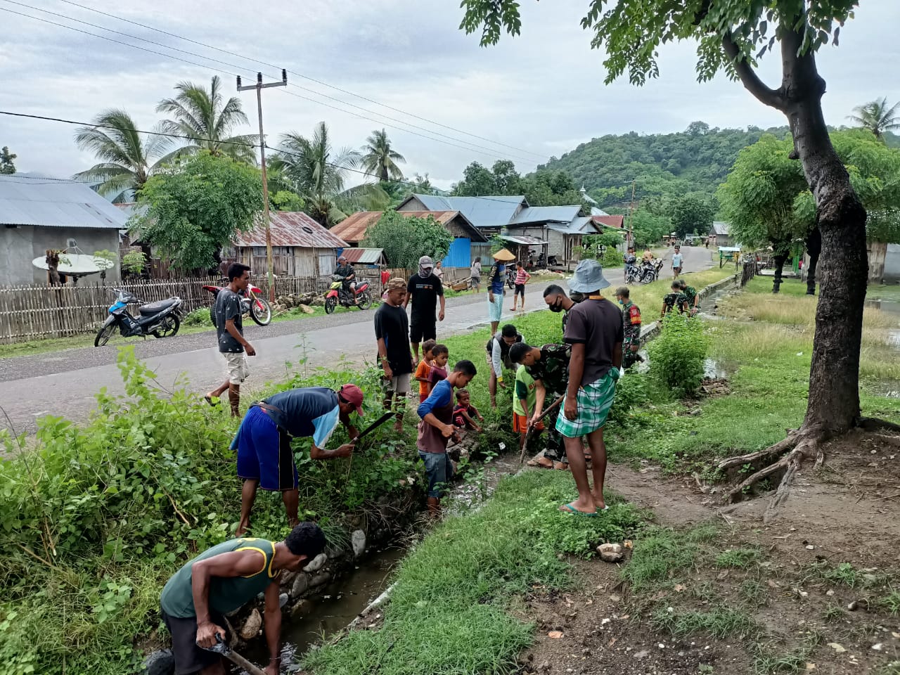 TNI Koramil Elar Bantu Evakuasi Barang-Barang Warga Yang Terendam Banjir di Sambi Rampas