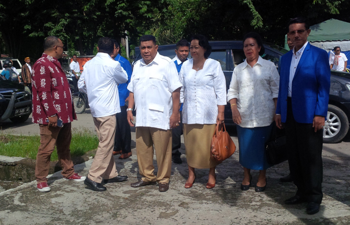 Mendaftar di KPU NTT, Esthon-Chris Berseragam Parpol