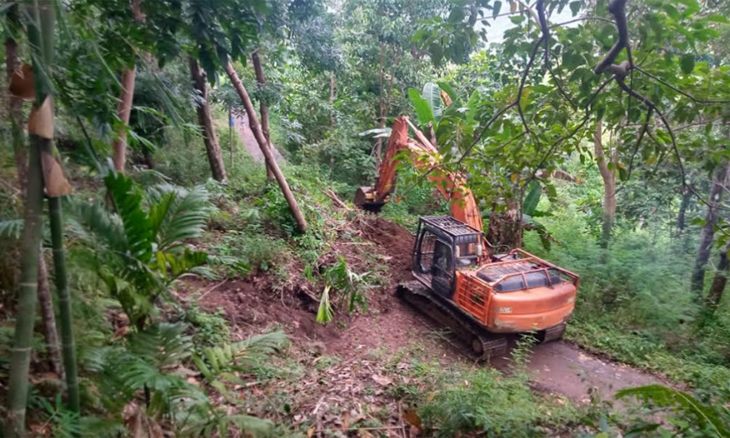 Longsor Tutup Jalan Waerana Pendoa-Nangarawa, BPBD Manggarai Timur Turunkan Alat Berat