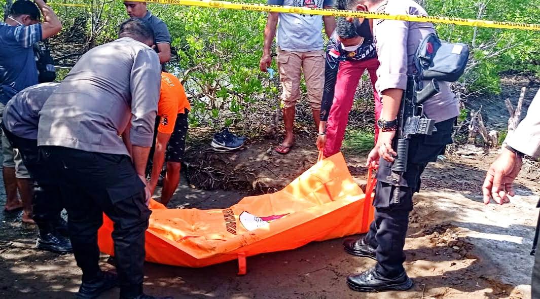 evakuasi-terhadap-jenazah-seorang-pensiunan-guru.jpg